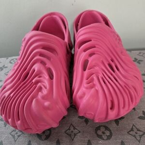 Vibrant Pink Foam Mules with Rippled Texture